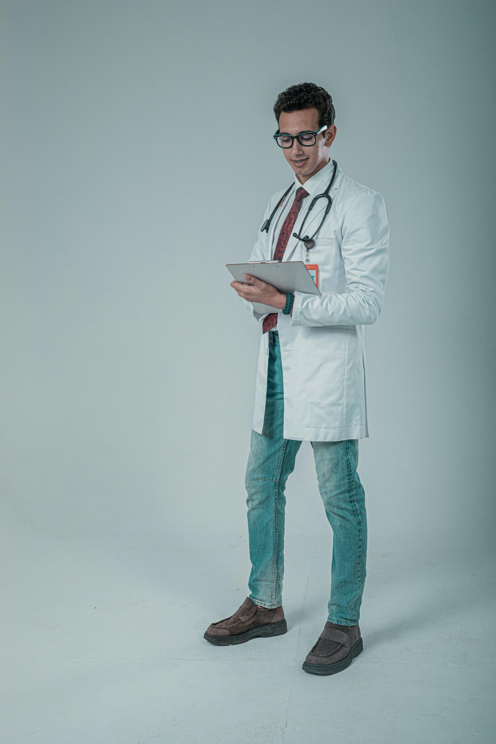 Médico especialista en consultorio clínico